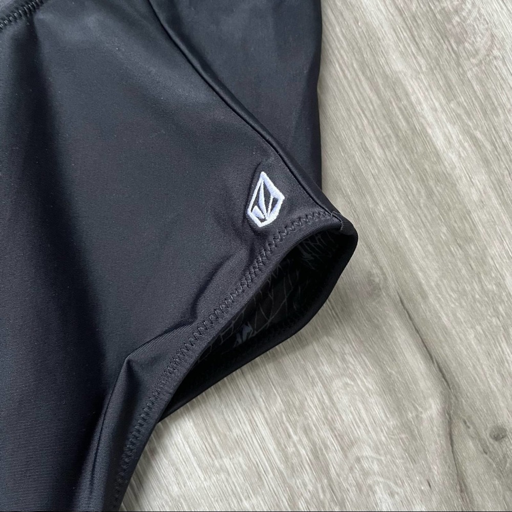 Volcom• Simply solid One Piece - Picture 7 of 13